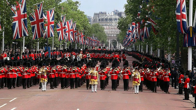 皇家阅兵仪式在林荫大道举行，冷溪近卫掷弹兵乐队与女王马车一起以壮观的游行方式返回白金汉宫。伦敦。这是在每年的君主官方生日。视频下载