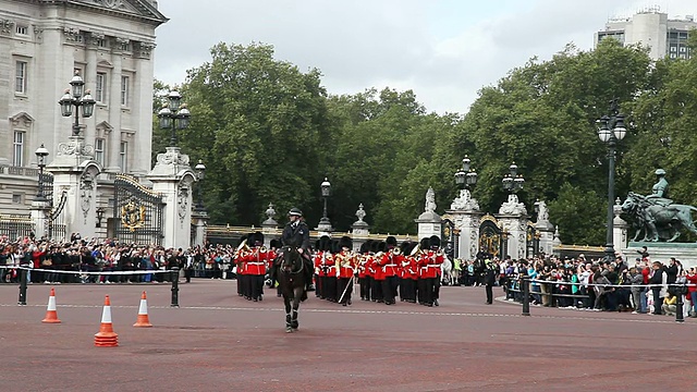 伦敦白金汉宫卫兵换岗仪式上的掷弹兵乐队视频素材