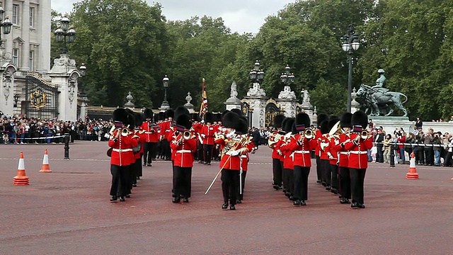 伦敦白金汉宫举行的卫兵换岗仪式上的掷弹兵乐队视频素材