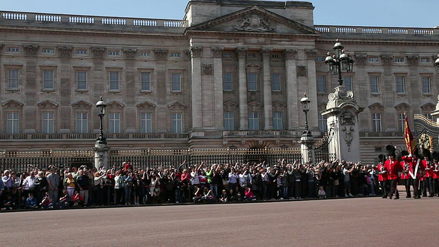 2011年4月，在伦敦白金汉宫，与掷弹兵卫队乐队视频素材