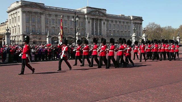 2011年4月，英国近卫掷弹兵在伦敦白金汉宫举行卫兵换岗仪式视频素材