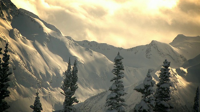 T/L云移动山峰/惠斯勒，加拿大不列颠哥伦比亚省视频素材