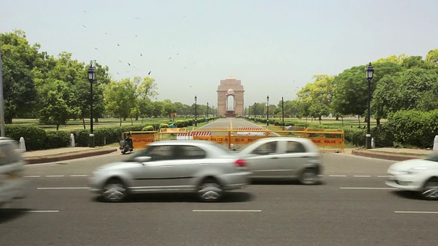 印度旁遮普德里的LS印度门和交通视频素材