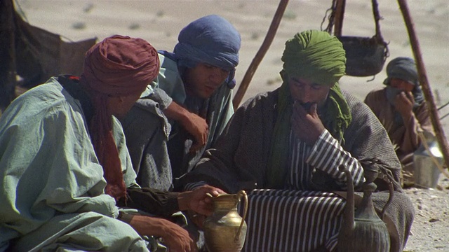 CU，中东，三个人在沙漠营地视频素材