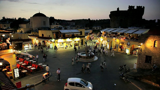 人们享受一个晚上在希波克拉底广场，罗德老城，罗德岛，爱琴海，希腊，欧洲视频素材