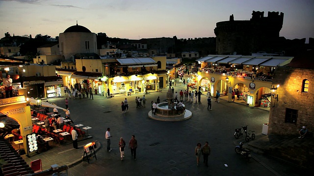 人们享受一个晚上在希波克拉底广场，罗德老城，罗德岛，爱琴海，希腊，欧洲视频素材