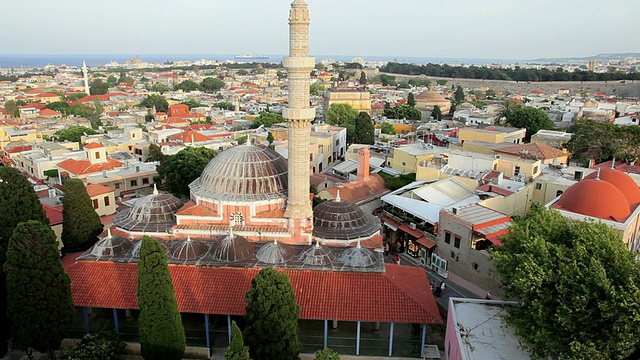 俯瞰罗德岛与罗德镇清真寺在前景，希腊，欧洲视频素材