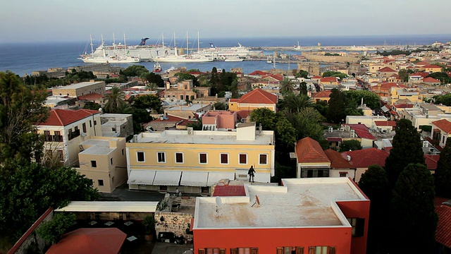 观赏罗德镇，游轮和HarbourÂ与城镇传统的家和明亮的颜色，爱琴海，希腊，欧洲视频素材