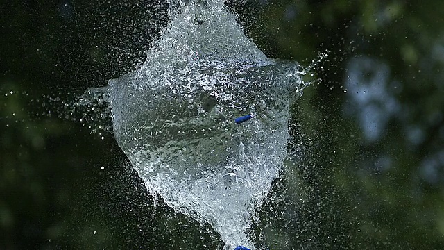 破水的蓝色气球，慢镜头视频下载