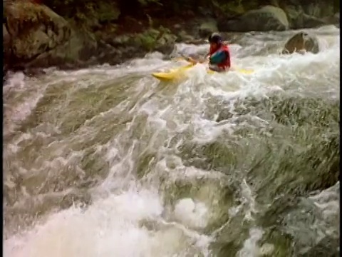 SLO MO, MS, PAN，皮划艇划过急流，水獭滑道，北溪，阿迪朗达克州立公园，纽约州，美国视频素材