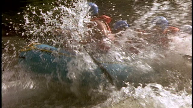 美国纽约州阿迪朗达克州立公园，北溪，水獭滑梯，激流中划桨的白水筏视频下载