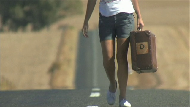 年轻女子提着手提箱，南非开普敦视频素材