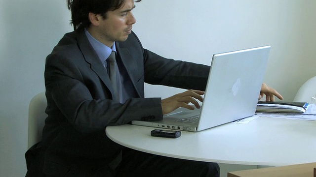 商人在笔记本电脑上工作，英国视频素材
