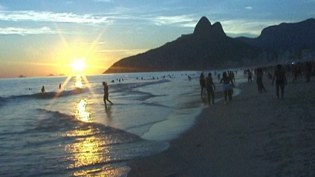 巴西里约热内卢伊帕内玛海滩上的日落视频素材