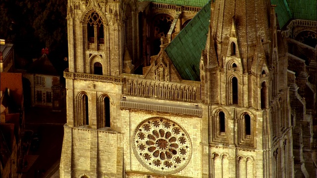 法国沙特尔大教堂的玫瑰窗和尖顶/沙特尔中心视频下载
