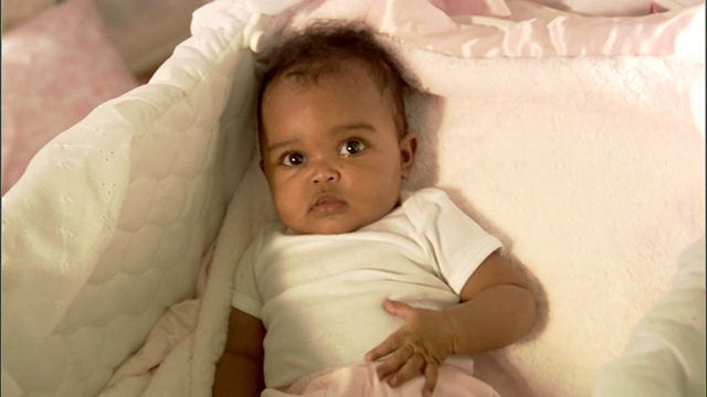 CU，女婴(6-9个月)躺在摇篮里视频素材