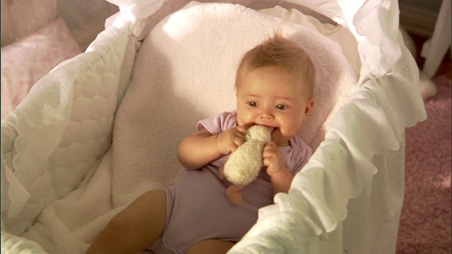 MS, HA，女婴(6-9个月)躺在摇篮里视频素材
