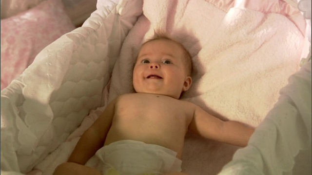 CU, ZI，女婴(6-9个月)躺在摇篮里视频素材