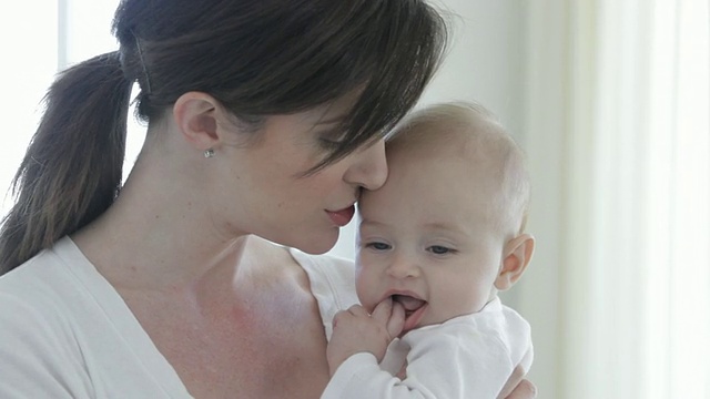 白人母亲抱着婴儿的女儿视频素材