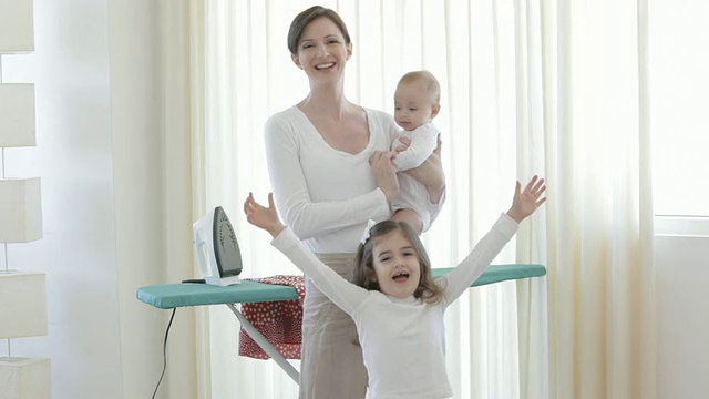 白人母亲和婴儿和小女孩在熨衣板视频素材