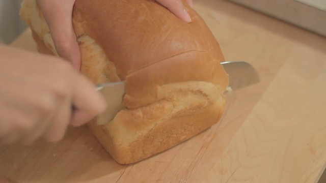 从凸起的侧面看，新鲜面包上的第一片。视频下载