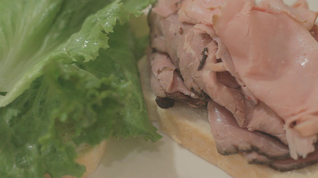 火腿和烤牛肉三明治的正面视图视频下载