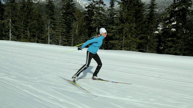 MS POV女子在山区滑雪/惠斯勒，BC，加拿大视频下载