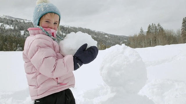 小女孩堆雪人/太阳谷，爱达荷，美国视频下载