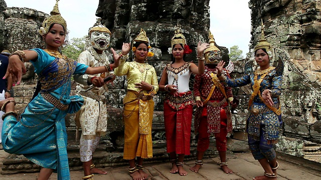 柬埔寨暹粒巴戎寺前，柬埔寨暹粒的一群柬埔寨青年在拍照视频下载