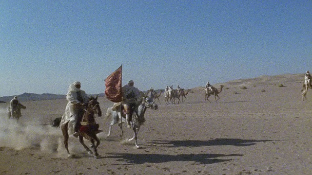 SLO MO WS重演了中东战士骑在马背上，手持旗帜进入战场/伊朗视频下载