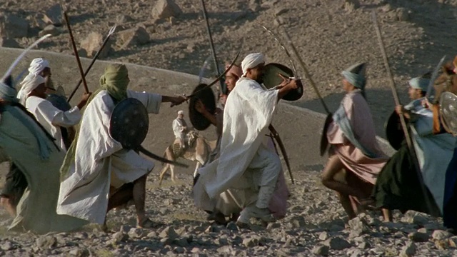 SLO MO WS重现了中东战士在战争中的剑战/伊朗视频素材