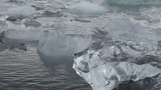 MS冰漂浮在Jokulsarlon冰川泻湖/ Skaftafell国家公园和Hofn之间，austursskaftafellssysla，冰岛视频下载