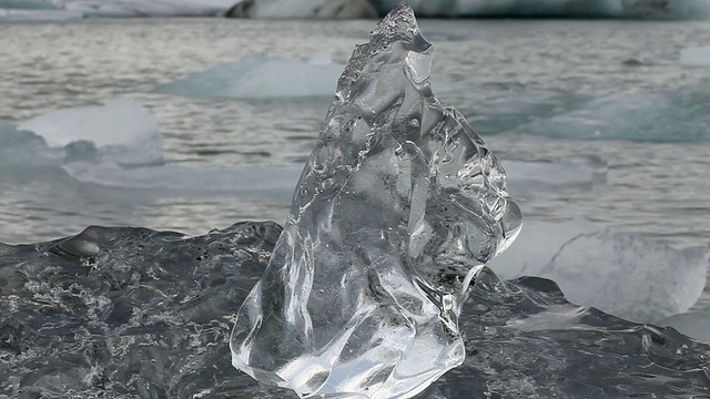 冰岛austurl - skaftafellssysla, Jokulsarlon冰湖前/ Skaftafell国家公园和Hofn之间的大块透明冰川冰之上的小块透明冰川冰视频下载