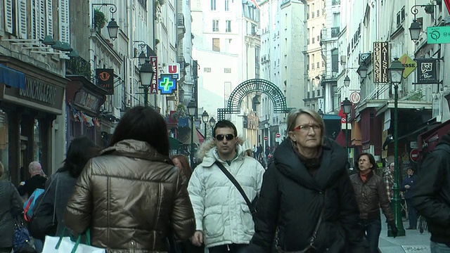 法国巴黎，行人正走向繁忙的城市街道视频素材