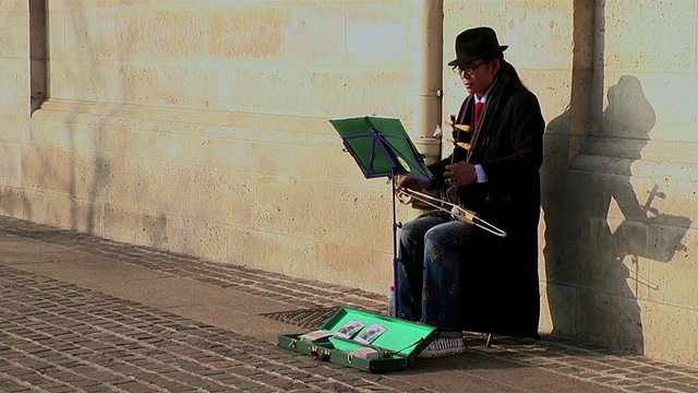 MS音乐家在城市人行道上演奏乐器/巴黎，法国视频下载