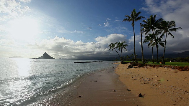 美国夏威夷库亚罗亚海滩，阳光在水中反射视频下载