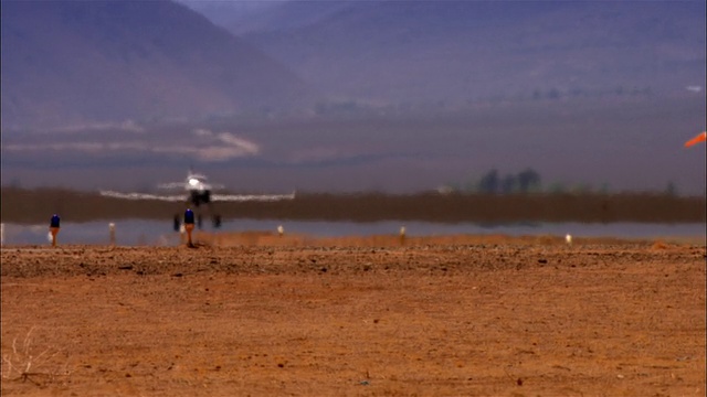 科罗拉多，美国，亚利桑那，大峡谷，Lancair Legacy从沙漠跑道起飞视频素材