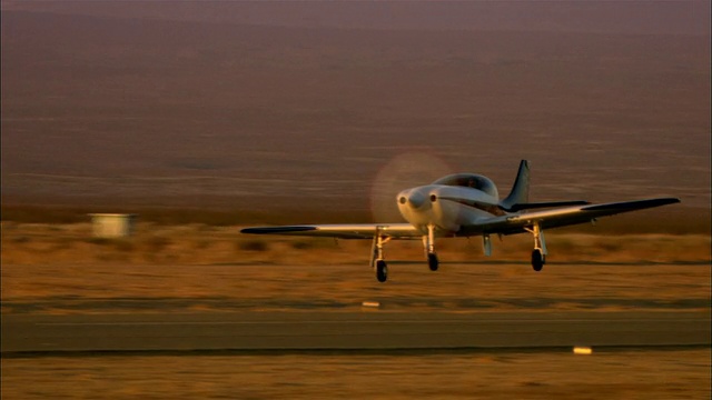 MS, TS，美国，亚利桑那州，大峡谷，Lancair Legacy从沙漠跑道起飞视频素材