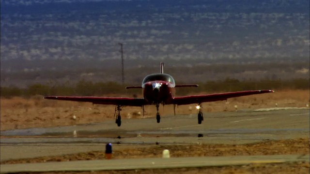 MS, TS，美国，亚利桑那州，大峡谷，Lancair Legacy从沙漠跑道起飞视频素材