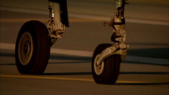 ECU，美国，加利福尼亚，莫哈韦沙漠，Aero L-39信天翁驾驶在柏油路沙漠，车轮特写视频下载
