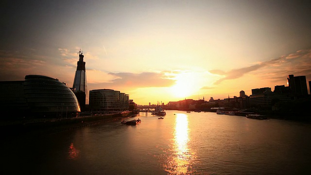 伦敦日落高清时间推移。伦敦塔桥上的泰晤士河视频素材
