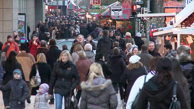 拥挤的圣诞市场/德国萨尔布吕肯视频素材
