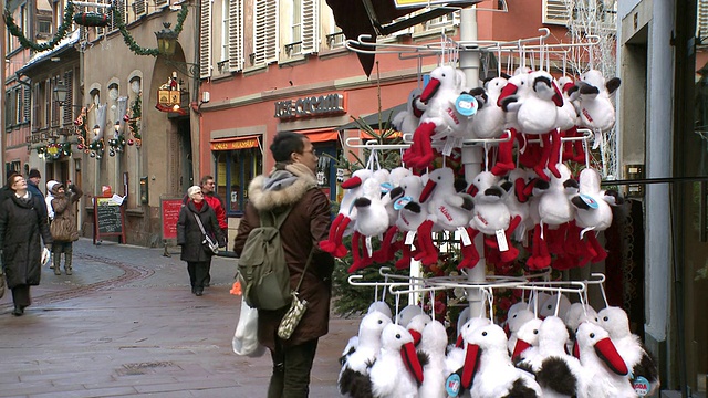 法国阿尔萨斯，斯特拉斯堡，人们走过圣诞市场街视频素材