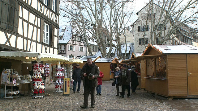 在法国阿尔萨斯斯特拉斯堡市的圣诞市场上，人们在散步视频素材