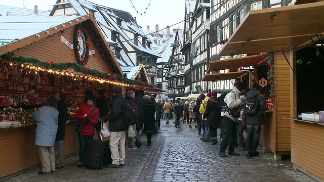 在旧城/斯特拉斯堡，法国阿尔萨斯的圣诞节购物MS街视频素材