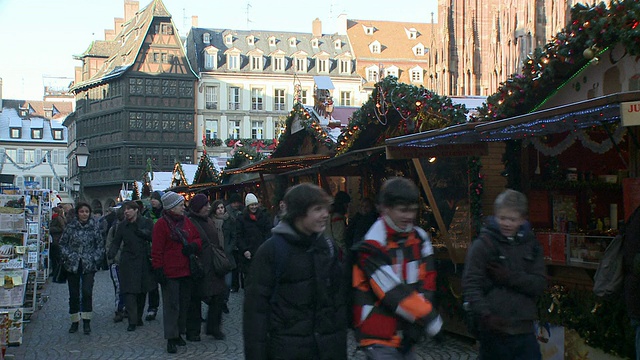 拥挤的圣诞市场在明斯特广场/斯特拉斯堡，阿尔萨斯，法国视频素材