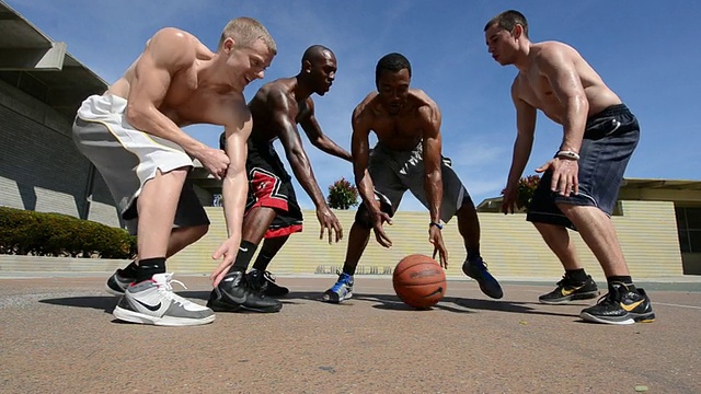 男子篮球运动员展示和运球的多丽。视频下载