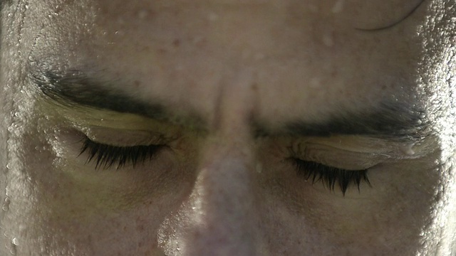 ECU一名男网球运动员的眼睛和紧张的表情，汗流浃背。视频下载
