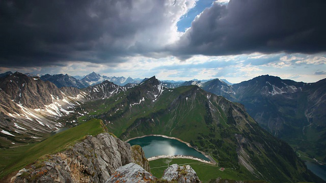 即将到来的雷暴在阿尔卑斯山，泰洛，奥地利视频素材