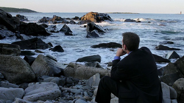 MS Man坐在岩石上俯瞰海洋/美国缅因州波特兰视频下载